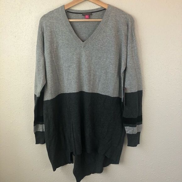 NWT Vince Camuto V Neck Sweater Size Medium - Picture 1 of 7